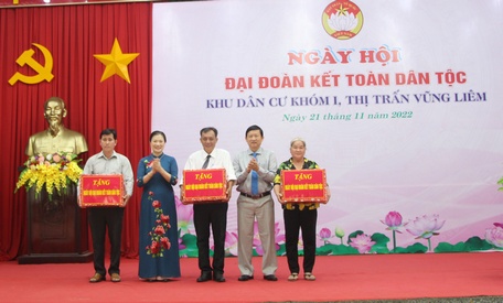 Bà Trương Thị Ngọc Ánh - Phó Chủ tịch Ủy ban Trung ương MTTQ Việt Nam tặng quà cho các khu dân cư.