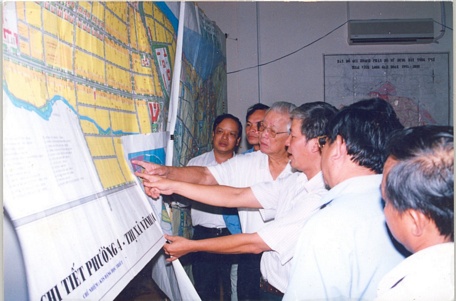 Nguyên Thủ tướng Võ Văn Kiệt (người thứ ba từ trái sang) góp ý cho quy hoạch TX Vĩnh Long.Ảnh tư liệu