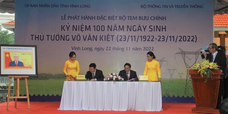 Thủ tướng Chính phủ Phạm Minh Chính và Thường trực Ban Bí thư Võ Văn Thưởng thực hiện nghi thức ký phát hành đặc biệt bộ tem.