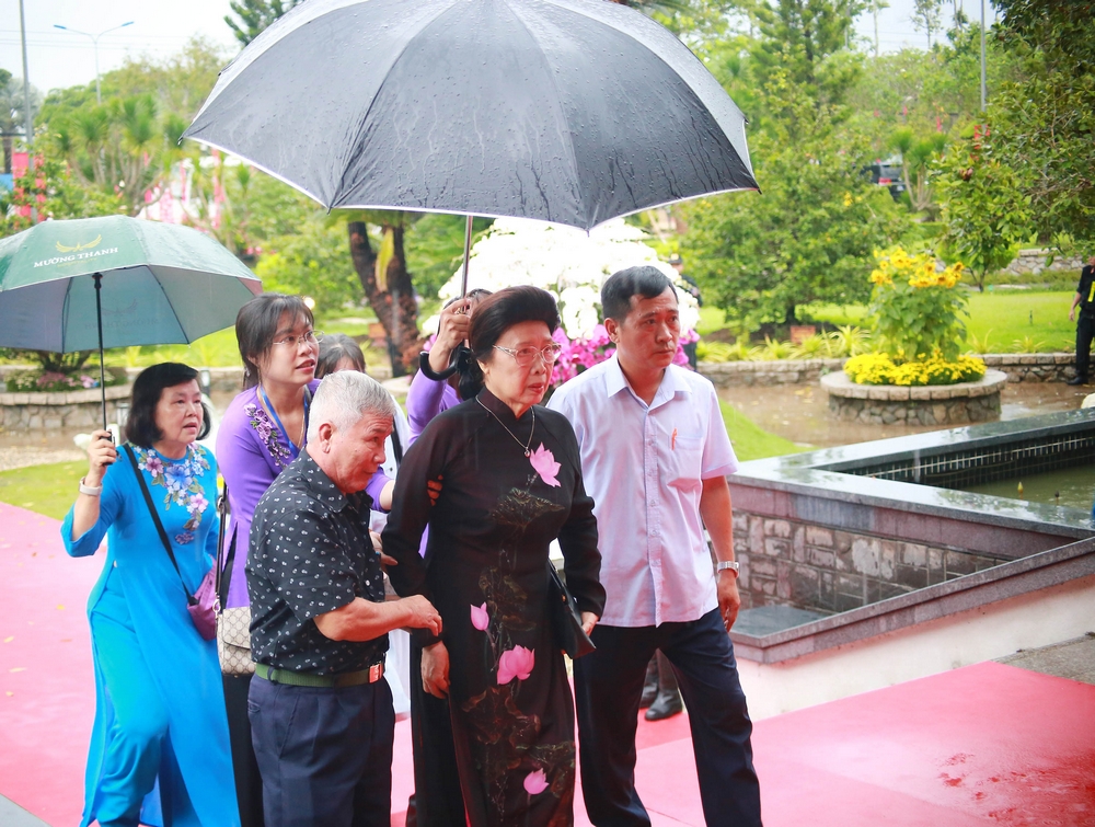 Bà Phan Lương Cầm - Phu nhân Thủ tướng Võ Văn Kiệt đến dự lễ dâng hương, dâng hoa. Nghi thức khánh thành Trường THPT Nguyễn Hiếu Tự. 