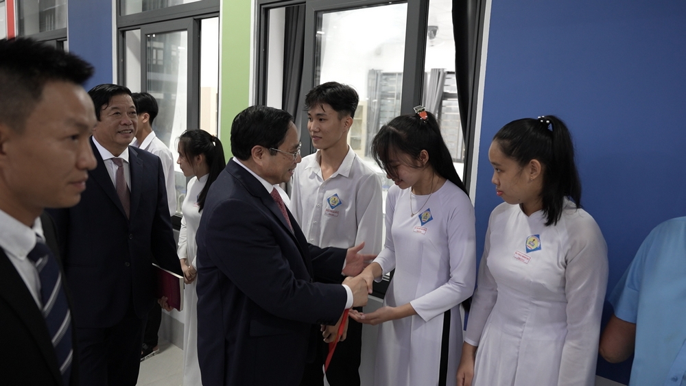 Thủ tướng Phạm Minh Chính đến thăm Trường THPT Nguyễn Hiếu Tự