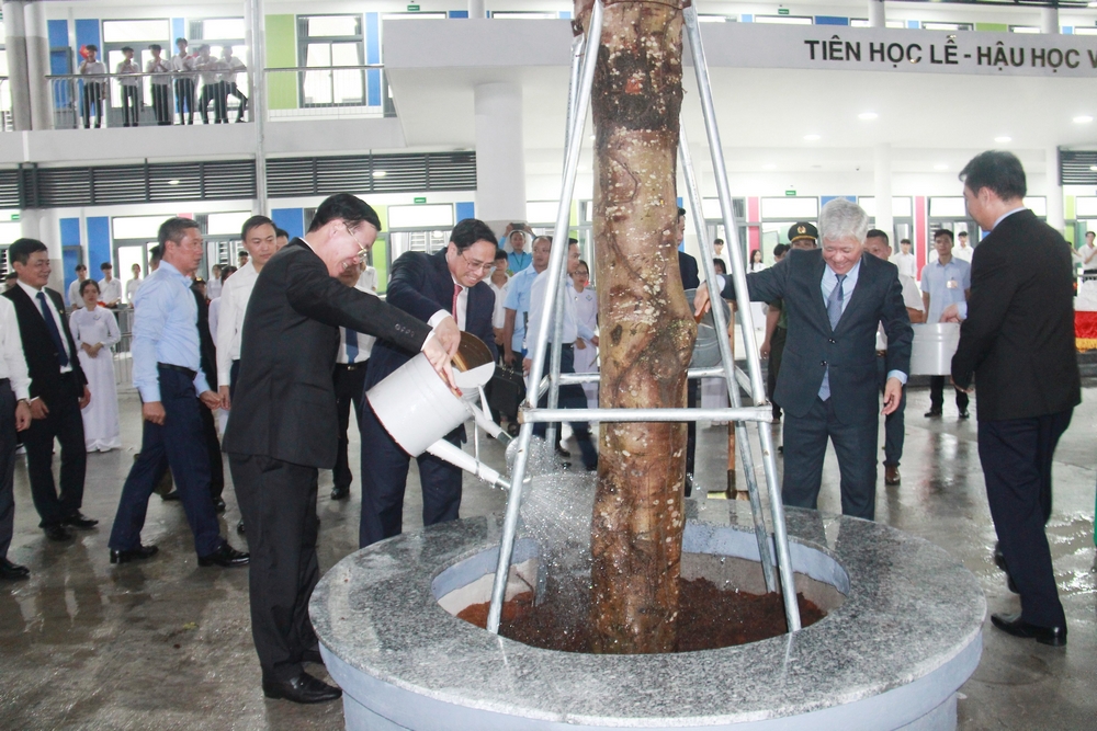 Các đồng chí lãnh đạo trồng cây lưu niệm tại Trường THPT Nguyễn Hiếu Tự.