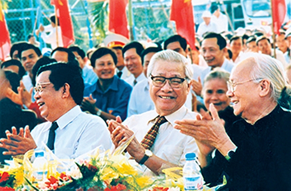 Thủ tướng Võ Văn Kiệt về dự lễ Nam Kỳ khởi nghĩa ở Vũng Liêm. Ảnh tư liệu