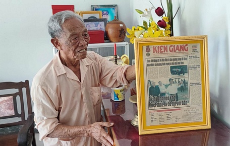 Chú Mười Đởm với tờ báo Kiên Giang ngày 16/6/2008 được gắn khung hình.