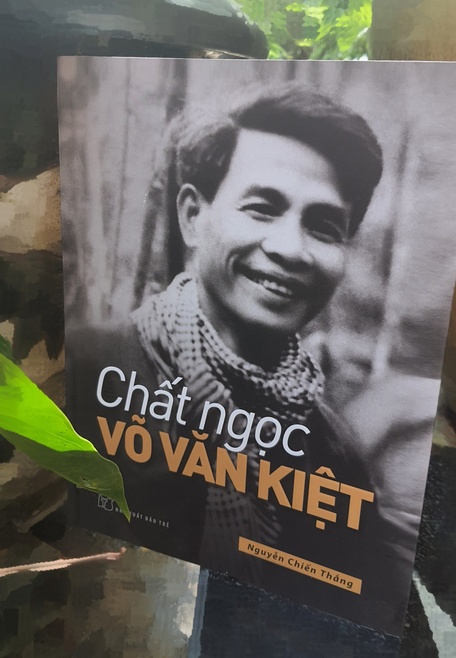 Sách “Chất ngọc Võ Văn Kiệt” chắt lọc nét chấm phá về thân thế, cuộc đời và sự nghiệp cách mạng của đồng chí Võ Văn Kiệt.