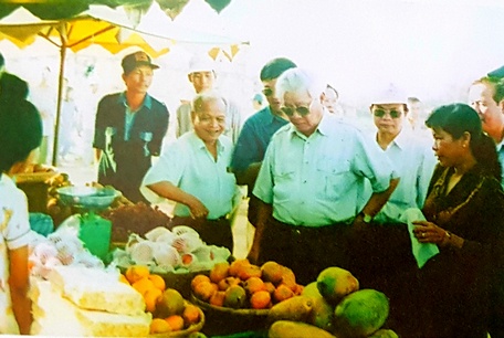 Thủ tướng Võ Văn Kiệt đi chợ U Minh, tỉnh Cà Mau.  Ảnh: TL