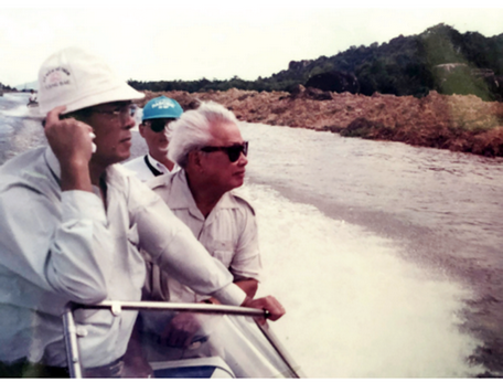 Thủ tướng Võ Văn Kiệt khảo sát trước khi đào kênh T5. Ảnh tư liệu