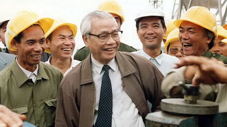 Thủ tướng Võ Văn Kiệt và công nhân trên công trường xây dựng trạm biến thế 500kV Pleiku ngày 3/11/1993.Ảnh tư liệu
