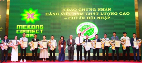 Trong khuôn khổ diễn đàn, BTC đã trao chứng nhận hàng Việt Nam chất lượng cao - Chuẩn hội nhập cho 12 đơn vị đạt chuẩn.