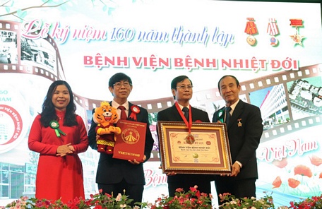 Ban giám đốc Bệnh viện Bệnh nhiệt đới TP.HCM vinh dự được Tổ chức Kỷ lục Việt Nam xác lập kỷ lục là bệnh viện lâu đời nhất tại Việt Nam, với 160 năm hình thành và phát triển - Ảnh: X.MAI