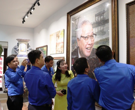 Các bạn trẻ ấn tượng trước bức ảnh chân dung của Thủ tướng Võ Văn Kiệt được tạo nên từ 15.000 bức ảnh nhỏ.