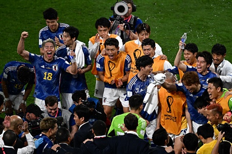 Takưmi Asano (18) trong niềm vui chiến thắng cùng đồng đội.Ảnh: AFP