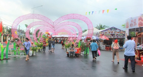   Hội chợ thu hút đông đảo lượt khách tham quan mua sắm.