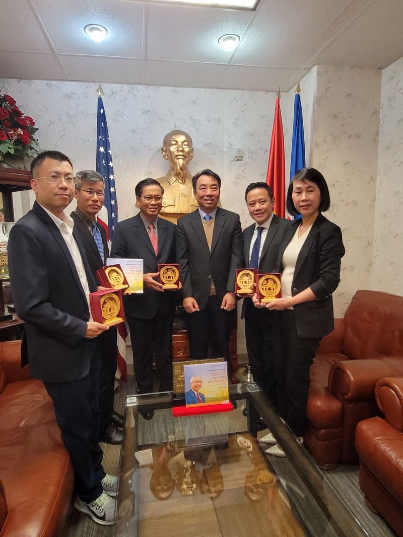 Chủ tịch UBND tỉnh Vĩnh Long trao quà tặng Tổng Lãnh sự Việt Nam tại San Fransico- Hoa Kỳ và nhân viên Tổng lãnh sự quán.