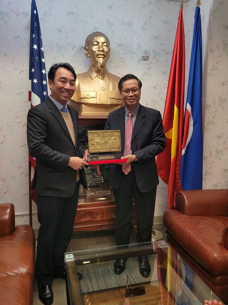 Chủ tịch UBND tỉnh Vĩnh Long trao quà lưu niệm tặng Tổng Lãnh sự Việt Nam tại San Fransico- Hoa Kỳ