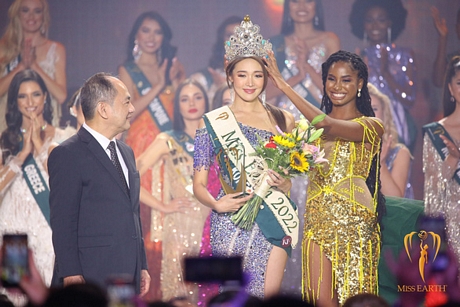 Hoa hậu Trái đất 2021 Destiny Wagner trao vương miện cho tân Hoa hậu Trái đất 2022 - Ảnh: Fanpage Miss Earth