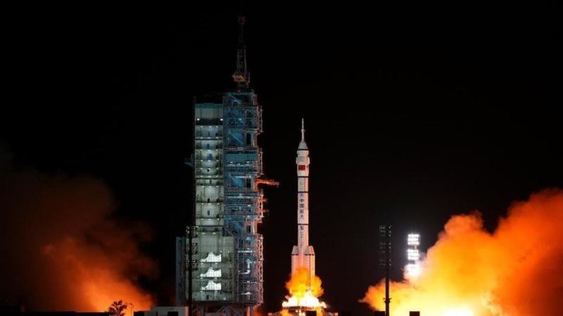 Tàu vũ trụ Thần Châu 15 được phóng lên vũ trụ bằng tên lửa Trường Chinh. (Ảnh: Tân Hoa Xã)