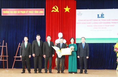 Trung tâm Kiểm định chất lượng giáo dục Sài Gòn trao quyết định đạt chuẩn kiểm định chương trình đào tạo cho Trường ĐH Sư phạm kỹ thuật Vĩnh Long.
