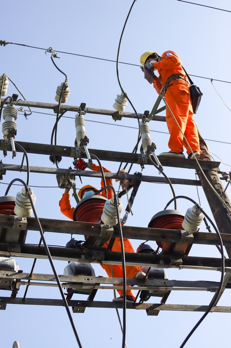 Hàng năm, ngành Điện lực đầu tư bảo dưỡng vào sửa chữa, thay thế lưới điện để đảm bảo cung cấp điện an toàn, liên tục.