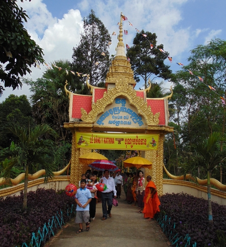 Lễ dâng y Kathina được tổ chức tại các chùa Khmer.