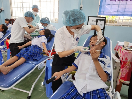 Khám điều trị các bệnh liên quan răng miệng cho học sinh Trường Tiểu học An Phước, Mang Thít.