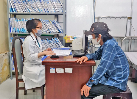 Tại Vĩnh Long, hoạt động điều trị HIV/AIDS được quan tâm, người mắc bệnh tiếp cận với các dịch vụ y tế khá thuận lợi.
