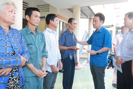 Chủ tịch UBND tỉnh Lữ Quang Ngời trao tiền, quà thăm hỏi, động viên và trao tiền, quà  cho các hộ dân.