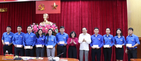 Tặng quà cho đoàn đại biểu tỉnh dự Đại hội đại biểu toàn quốc Đoàn TNCS Hồ Chí Minh, nhiệm kỳ 2022 - 2027