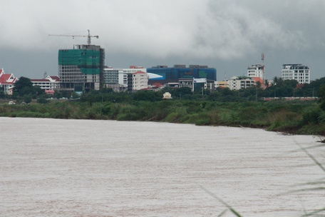 Một góc Thủ đô Viêng Chăn bên dòng Mekong.