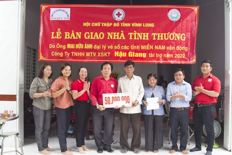 Ông Mai Hữu Ánh- đại diện nhà tài trợ Công ty TNHH MTV Xổ số kiến thiết Hậu Giang trao số tiền tài trợ cho hộ ông Hồ Văn Ghề.