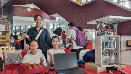 Bạn Nguyễn Thị Như An và Nguyễn Ngọc Ngân sang Malaysia tham dự vòng chung kết Hội thi Lập trình ứng dụng Microbit.