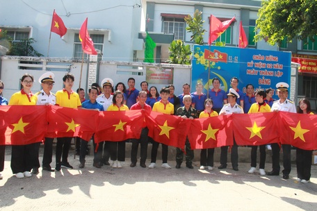 Đường cờ Tổ trên xã đảo Cam Bình.