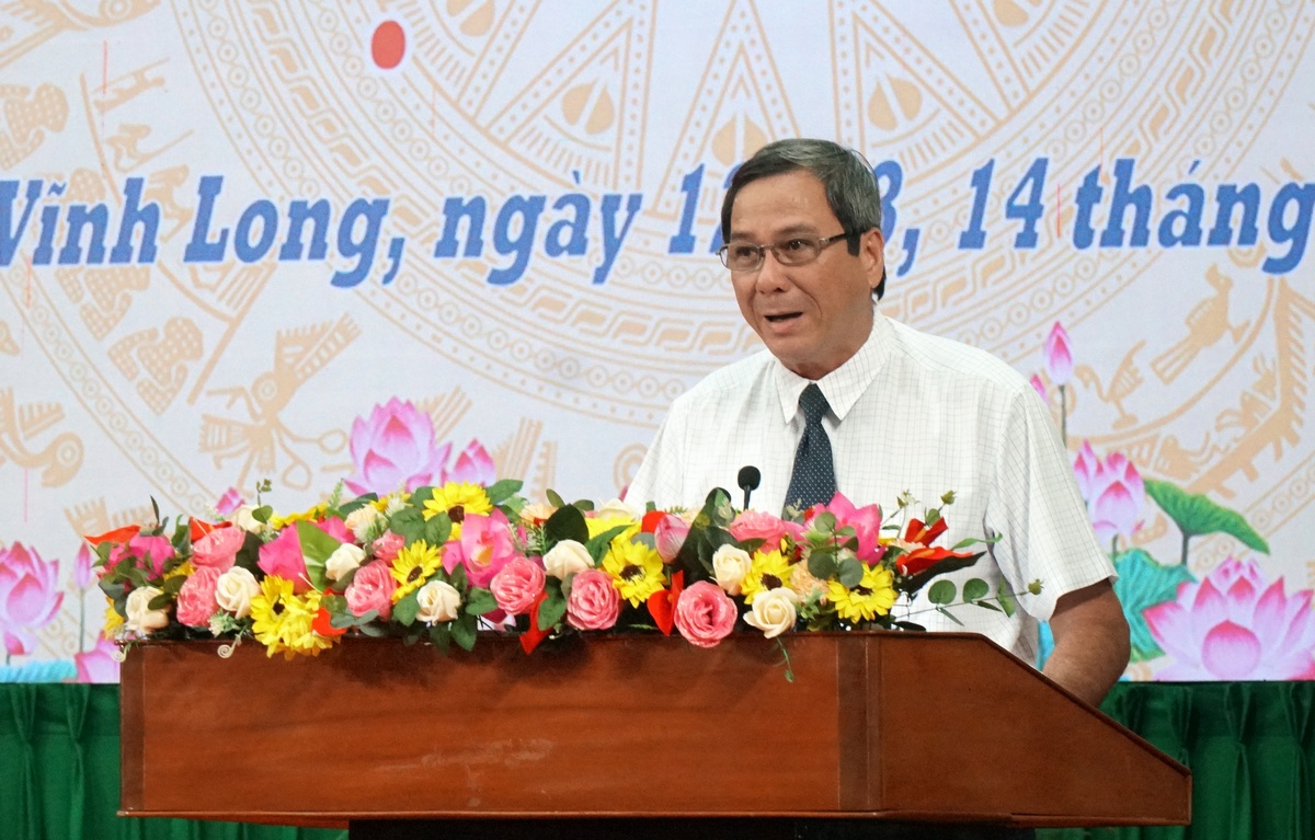 Ông Phan Văn Giàu - Giám đốc Sở Văn hóa – Thể thao và Du lịch thông qua Tờ trình ban hành Nghị quyết quy định chính sách hỗ trợ đặc thù bảo tồn lò gạch, gốm thuộc Đề án Di sản đương đại Mang Thít, tỉnh Vĩnh Long.