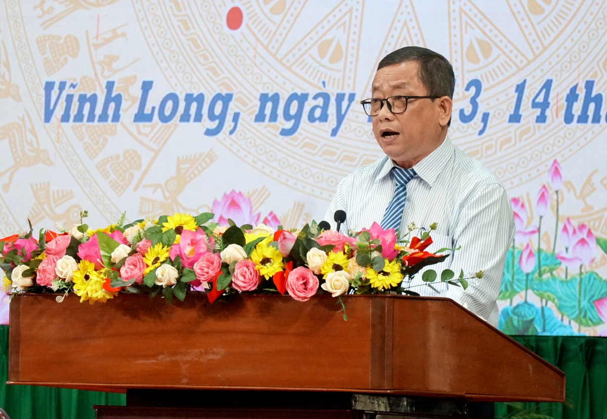 Ông Văn Công Minh - Giám đốc Sở Y tế thông qua Tờ trình ban hành Nghị quyết Quy định chính sách phát triển nguồn nhân lực y tế giai đoạn 2022-2026 trên địa bàn tỉnh Vĩnh Long.