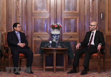 Thủ tướng Phạm Minh Chính làm việc với Tổng Thư ký Tòa Trọng tài thường trực Marcin Czepelak. Ảnh: TTXVN