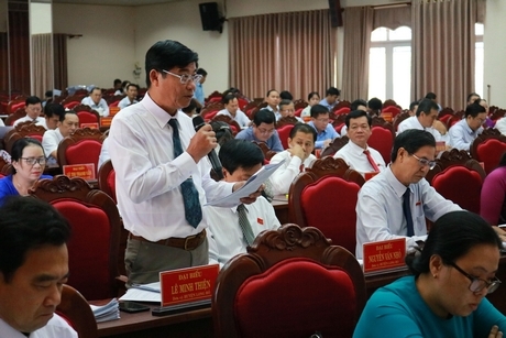 Đại biểu Lê Minh Thiện - đơn vị huyện Long Hồ đặt vấn đề chất vấn về ô nhiễm bãi rác Hòa Phú.