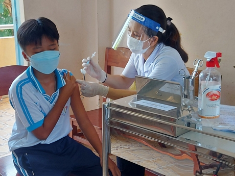 Các địa  phương đẩy mạnh tiêm vaccine phòng COVID-19 cho trẻ em từ 5 đến dưới 18 tuổi trong các cơ sở giáo dục.