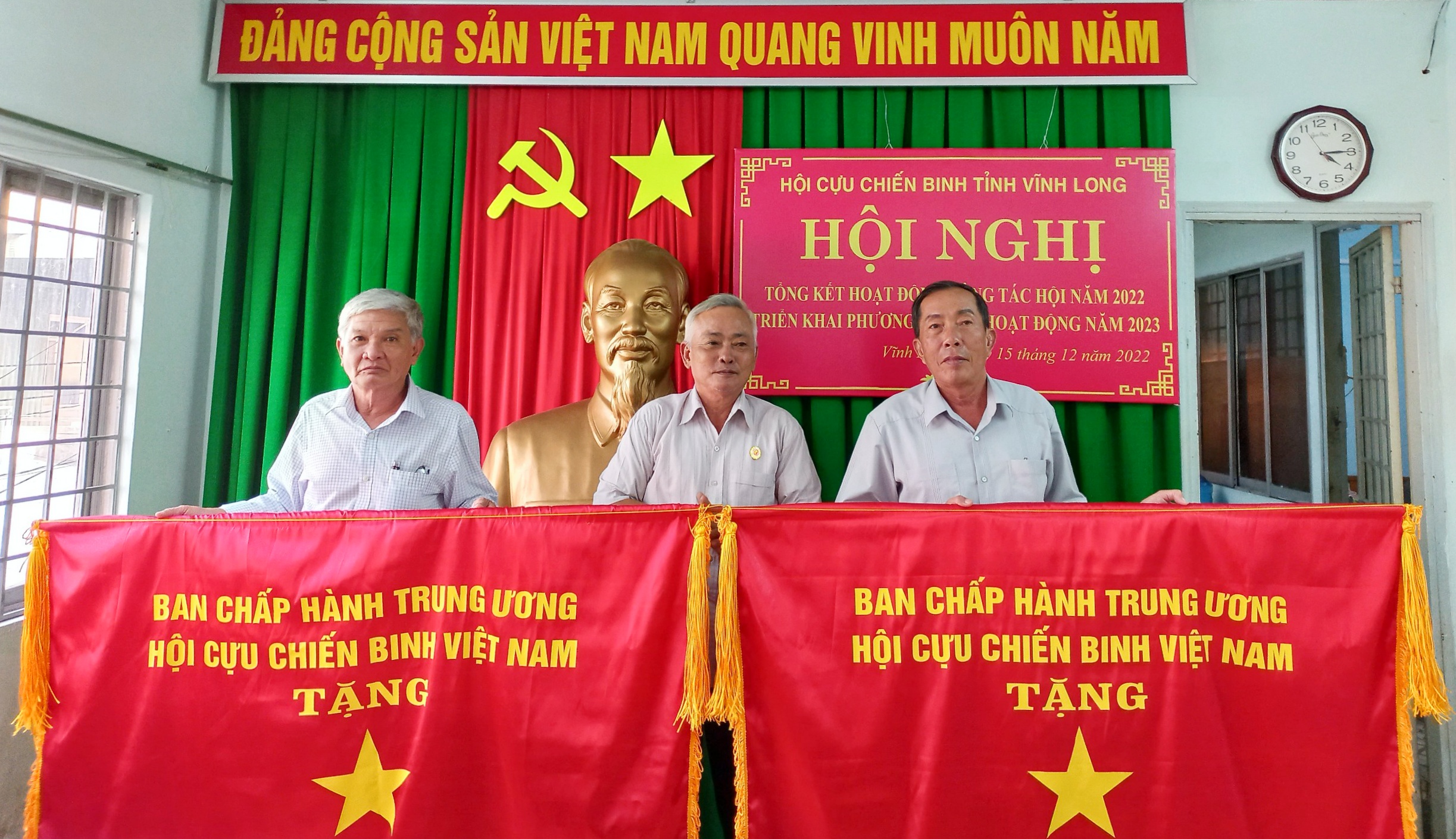 Ông Tống Thành Phong - Chủ tịch Hội CCB tỉnh trao cờ thi đua của BCH Trung ương Hội CCB Việt Nam cho Hội CCB TP Vĩnh Long và huyện Tam Bình.