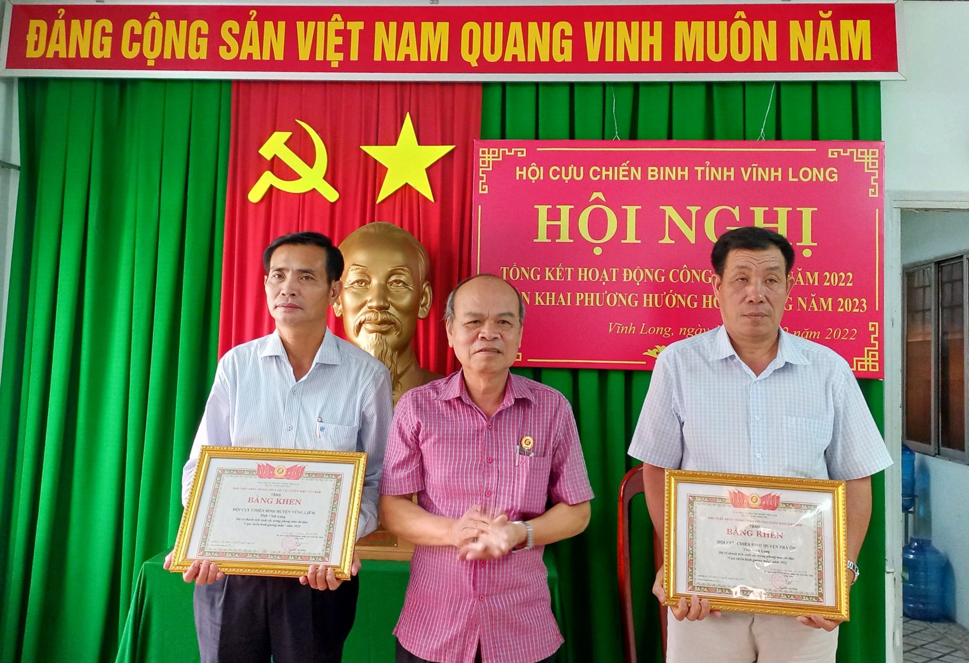 Ông Nguyễn Thanh Bình - Phó Chủ tịch Thường trực Hội CCB tỉnh trao bằng khen của BCH Trung ương Hội CCB Việt Nam cho Hội CCB huyện Vũng Liêm và Trà Ôn.