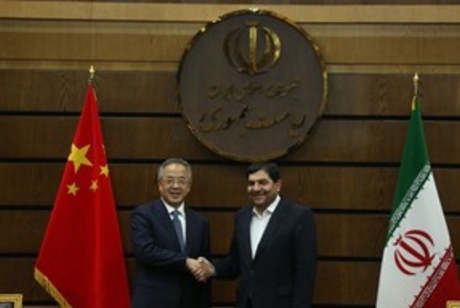 Phó Tổng thống Iran Mohammad Mokhber và Phó Thủ tướng Trung Quốc Hồ Xuân Hoa (trái) tại Tehran. Ảnh: IRNA