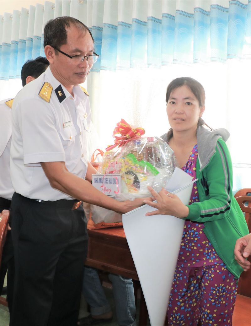 Đại tá Nguyễn Hữu Thạc - Bí thư Đảng ủy, Chính ủy Nhà máy X55 Hải quân trao các phần quà, chia sẻ khó khăn với người dân.