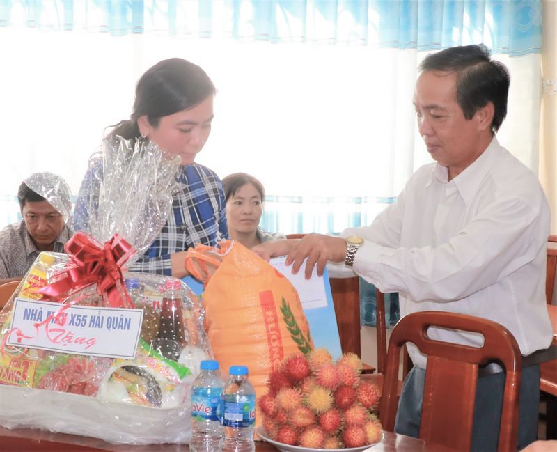 Ông Trần Văn Ý - Phó Ban Tuyên giáo Tỉnh ủy trao quà cho các hộ dân.