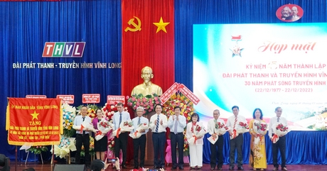 Ông Bùi Văn Nghiêm và ông Lữ Quang Ngời trao bức trướng của UBND tỉnh tặng tập thể Đài Phát thanh – Truyền hình Vĩnh Long.