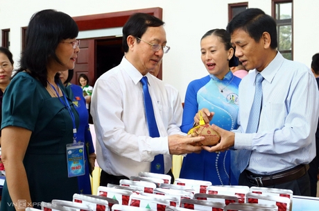 Bộ trưởng Huỳnh Thành Đạt (thứ hai từ trái qua) tham quan gian hàng trưng bày sản phẩm phục vụ nông nghiệp tại hội thảo, ngày 15/12.