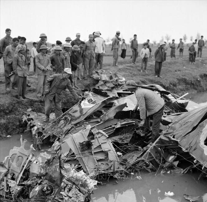 Xác máy bay B-52 bị bắn rơi đêm 21/12/1972. Ảnh: TL