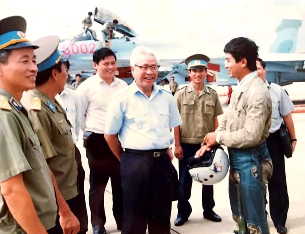 Thủ tướng Võ Văn Kiệt đến thăm một đơn vị không quân được trang bị máy bay SU-27 có nhiệm vụ bảo vệ vùng trời, vùng biển các tỉnh miền Trung và quần đảo Trường Sa. Ảnh: TL