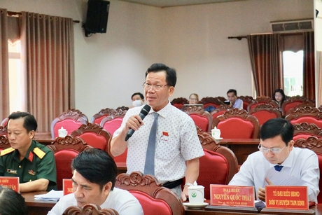 Đại biểu Nguyễn Bá Tòng - đơn vị huyện Tam Bình thảo luận tại hội trường.