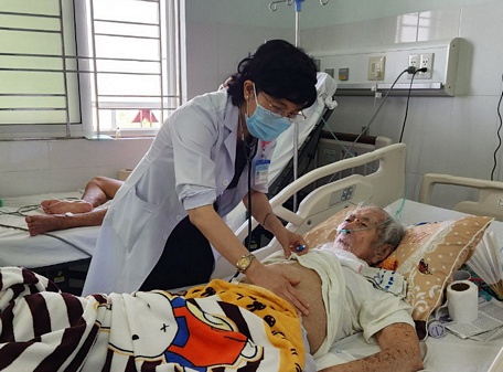Người già bị đột quỵ điều trị tại Khoa Nội tim mạch - Lão khoa BVĐK Vĩnh Long.