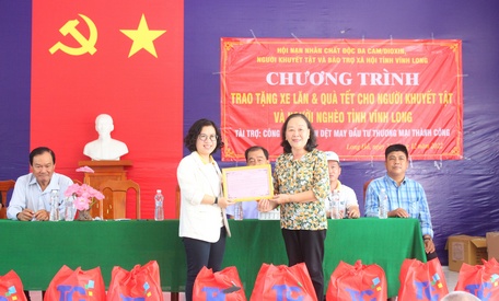 Bà Lê Thanh Xuân – Chủ tịch Hội Nạn nhân chất độc da cam/dioxin, Người khuyết tật và Bảo trợ xã hội trao thư cảm ơn cho nhà tài trợ. 