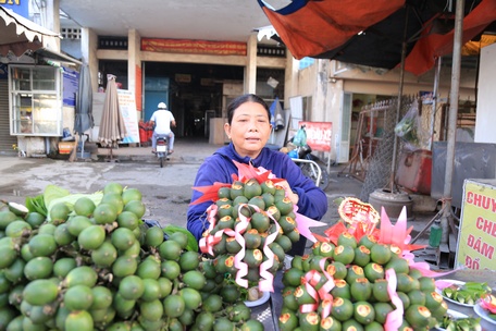 Cô Tư Tài là đời thứ 3 trong gia đình có truyền thống bán trầu cau ở chợ Bà Điểm.